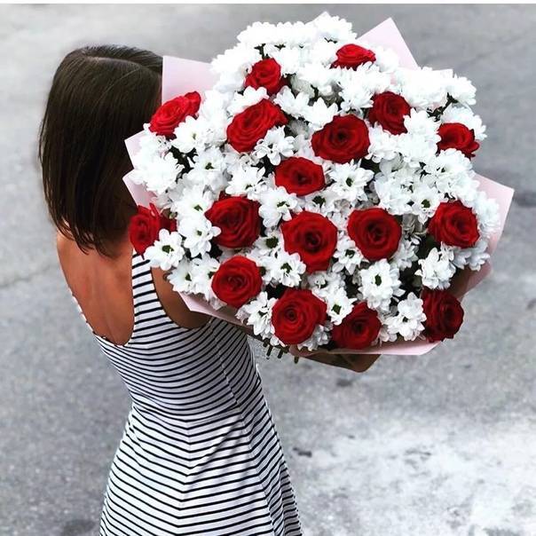 Какие цветы подарить девушке — лучший выбор на 14 февраля и 8 марта 2021 года