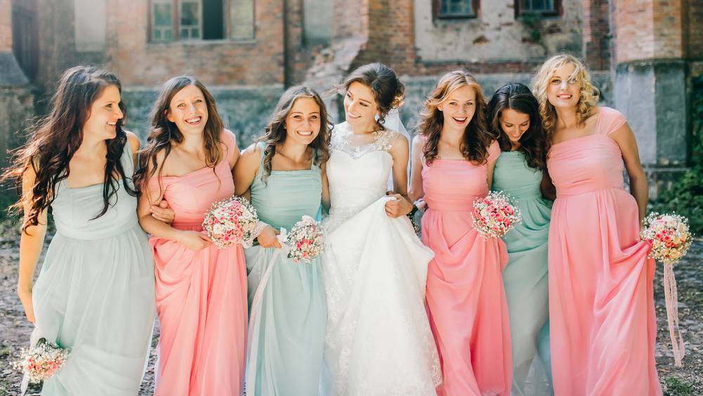 Одинаковые платья для подружек невесты: фото и советы по выбору