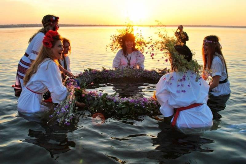 День ивана купала: история, традиции, обычаи праздника на руси- какого дня отмечали славяне иванов день и и в чём суть обрядов
