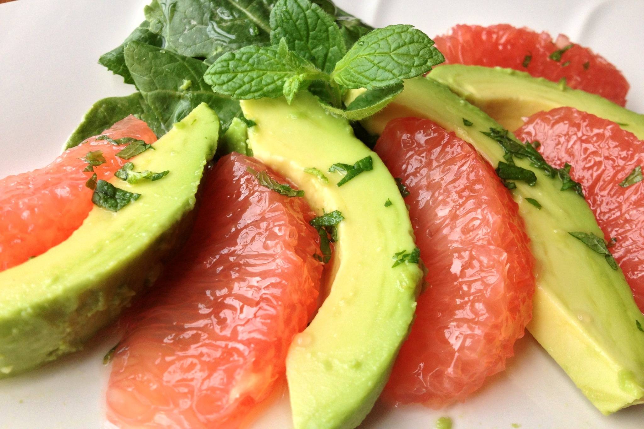 Салат с авокадо – 15 ярких рецептов на праздничный стол и не только