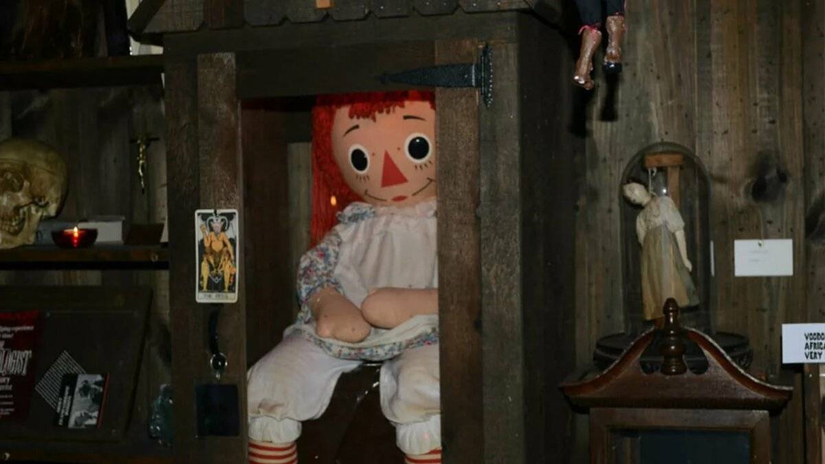 Могла ли мистическая кукла аннабель пропасть из музея, и как она выглядит на самом деле - 1rre