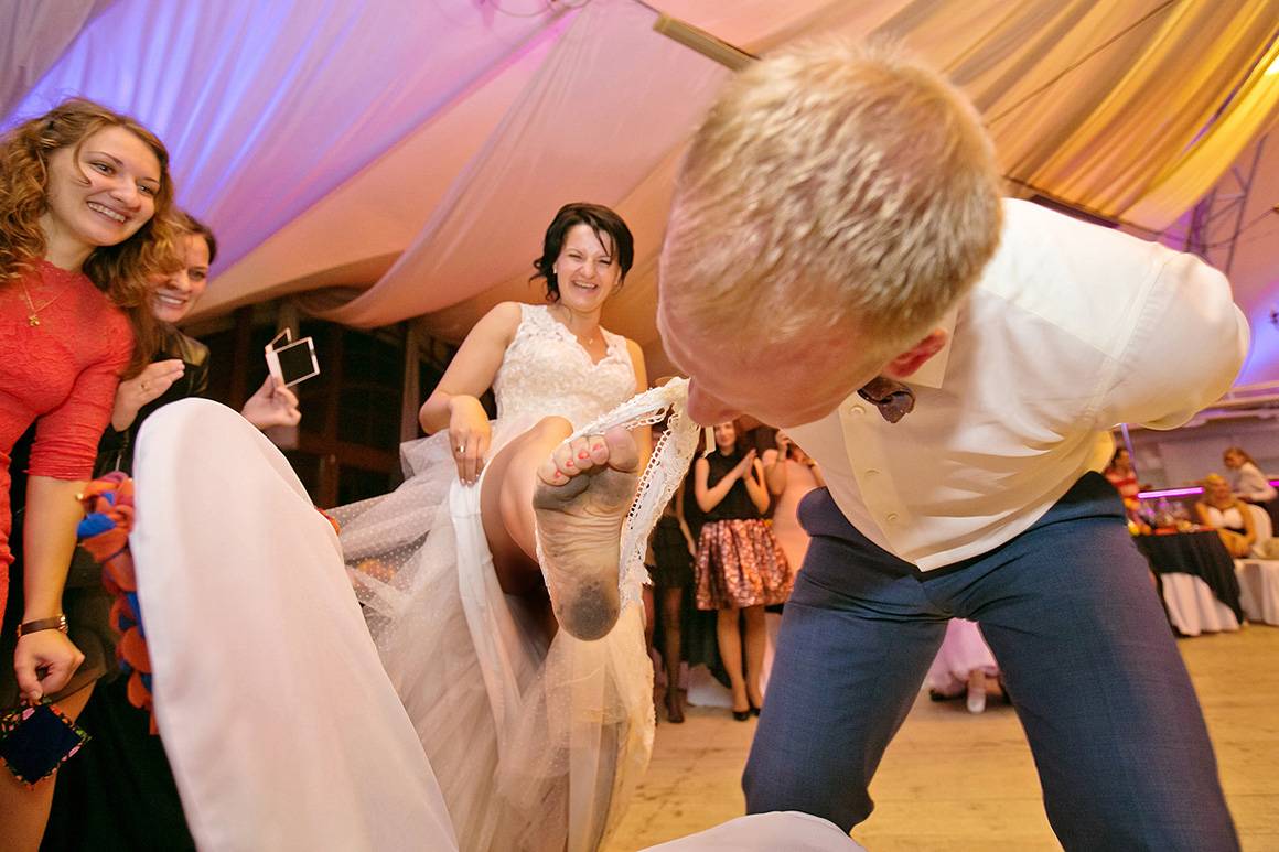 Веселые и необычные конкурсы на свадьбу – 13 приличных идей