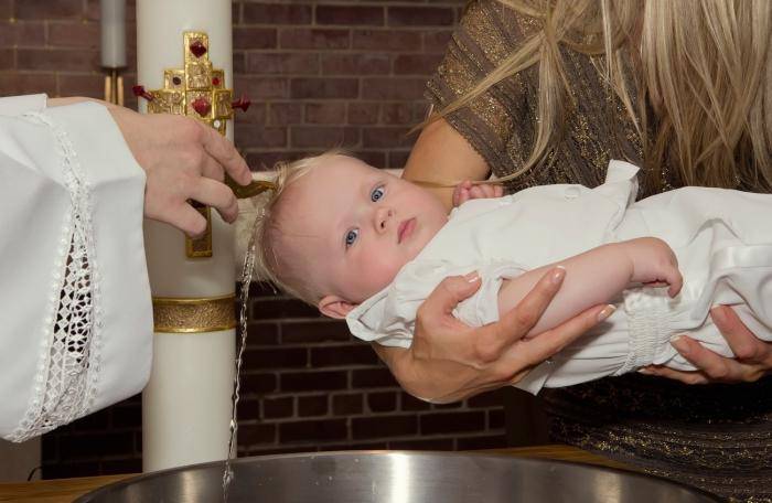 Крещение ребенка: обряд, приметы, кумовья