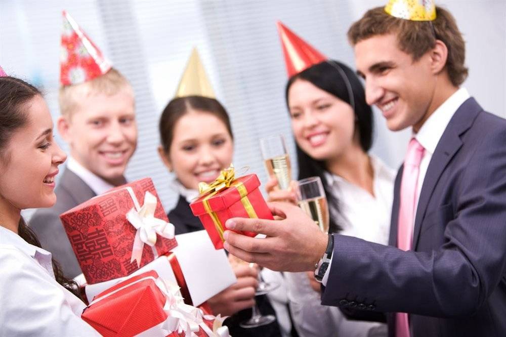 Квест поиск (вручение) подарка в офисе для коллег по работе, директору или шефу на день рождения или другой праздник (от 18 лет) — zavodila-kvest