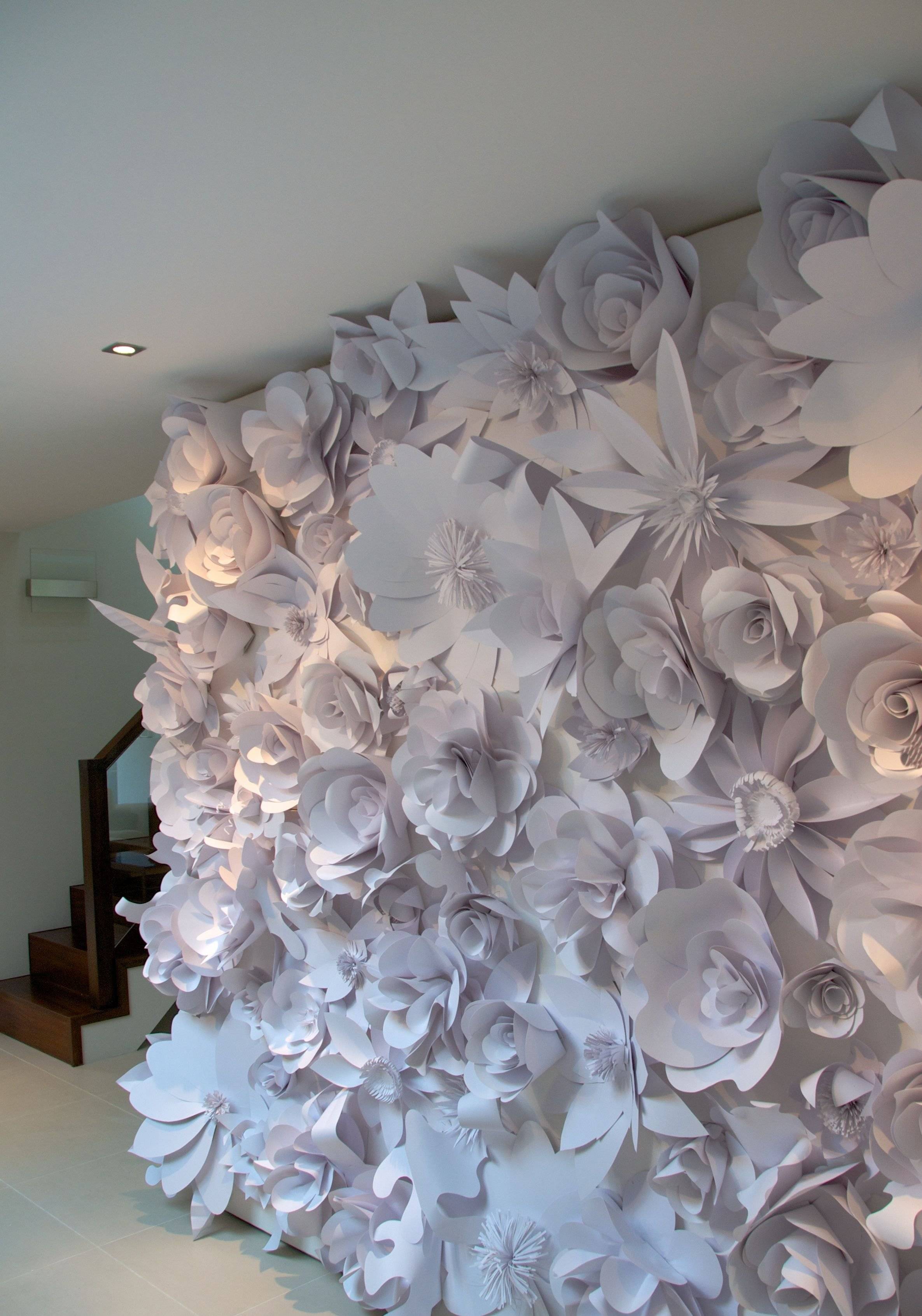 Бумажные цветы для оформления зала своими руками - 13 идей с фото