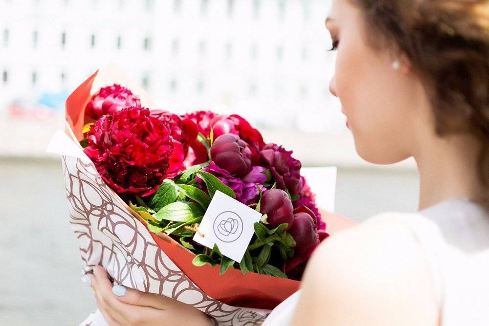 Какие цветы подарить девушке — лучший выбор на 14 февраля и 8 марта 2021 года