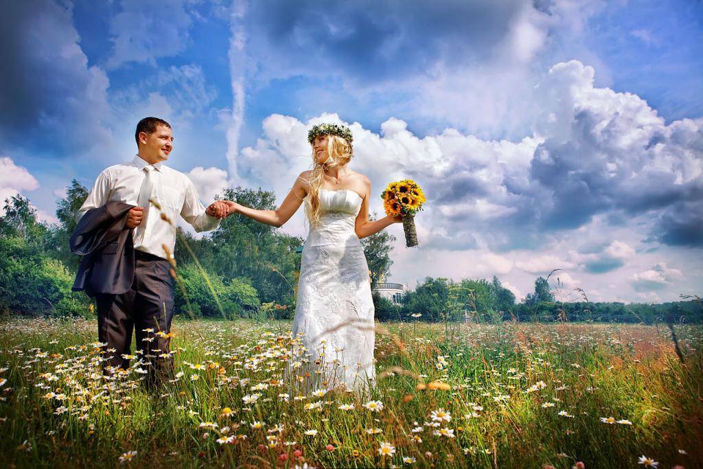 Летняя свадьба: советы по выбору места – от веранды до пляжа; идеи для фотосессии, создание образа жениха и невесты, подбор развлечений и меню