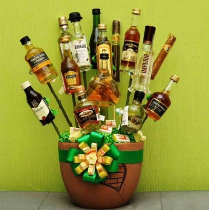 Мужские букеты с алкоголем своими руками, к 23 февраля, на день рождения. как сделать букет для мужчины из алкоголя