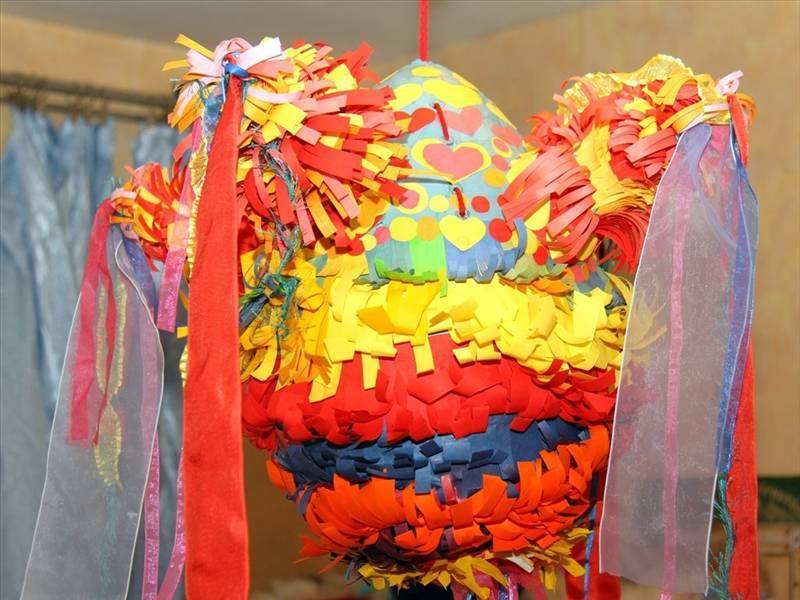 Праздничная пиньята своими руками. пиньята: красочный финал праздника с игрушкой, битой и подарками