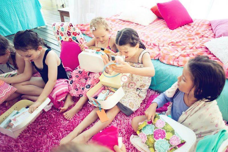 Как организовать пижамную вечеринку дома и недорого