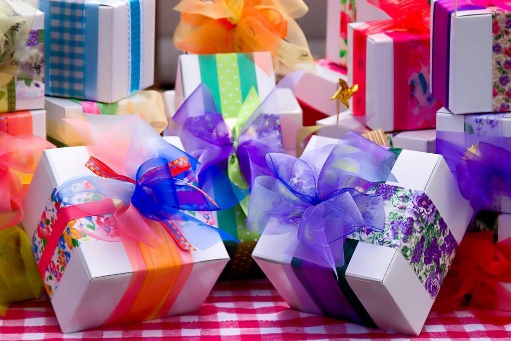Что подарить девочке на 8 лет: особенности возраста и выбор полезных развивающих подарков