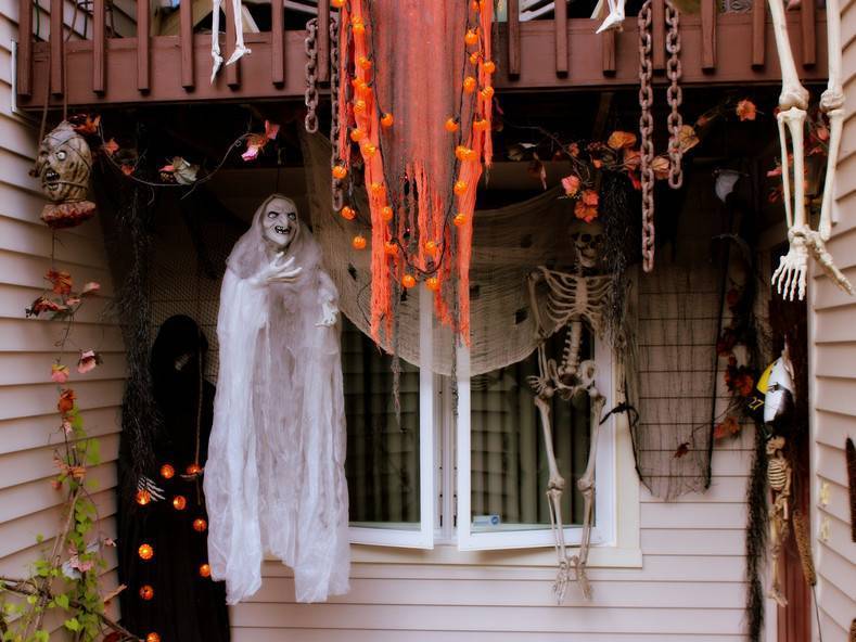 Декор дома на хэллоуин: 25 идей для украшения и еще чуть-чуть