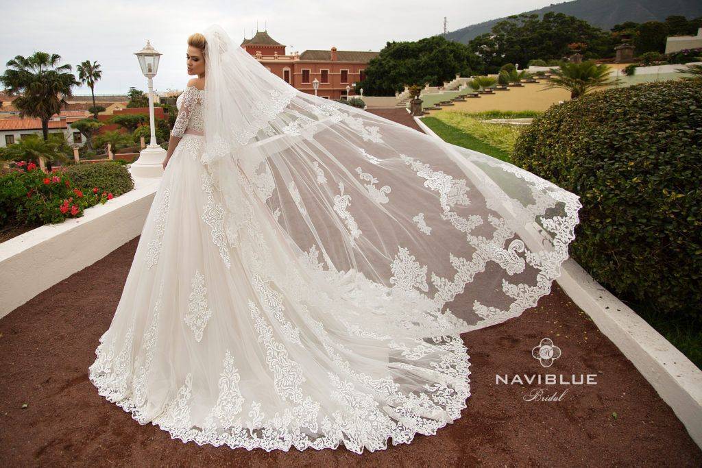 Свадебные платья со шлейфом: грация и изящество в образе невесты 2021 года