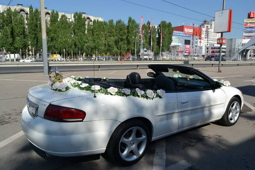 Красивая и яркая свадьба на роскошном, большом, белом кабриолете