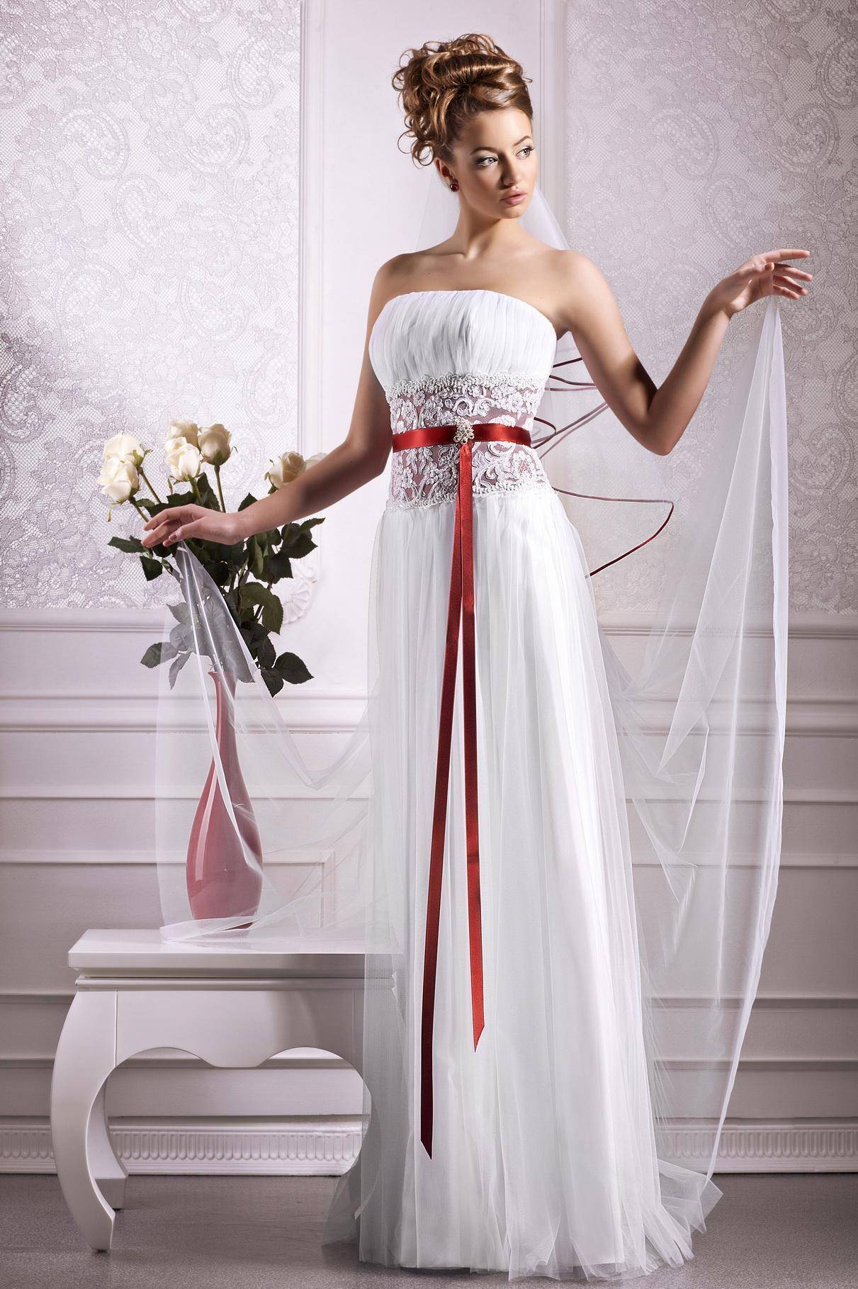 Красивое белое платье с красным