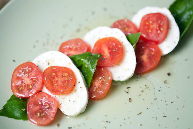 Итальянский салат капрезе: классический рецепт с соусом песто и моцареллой, состав, калорийность