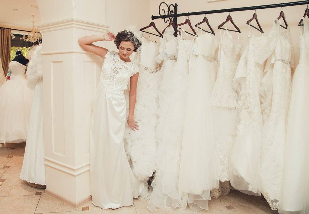 Примерка свадебного платья невесты: советы выбора