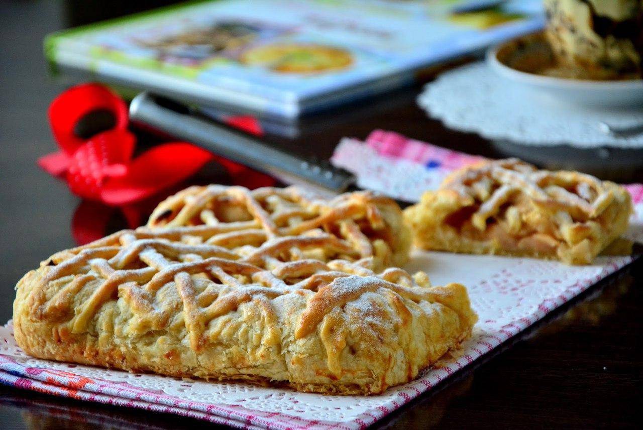 10 рецептов домашнего яблочного пирога из слоеного теста