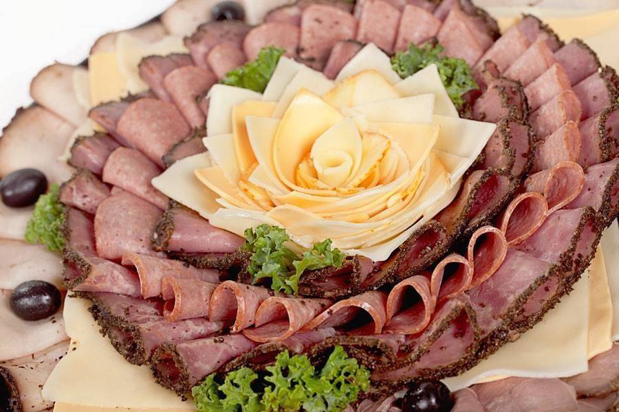Красивая мясная нарезка — ассорти для гостей