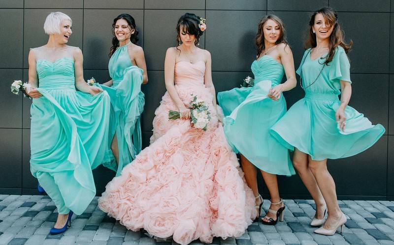 Платье для мамы жениха на свадьбу: 100 красивых и стильных фото современных фасонов