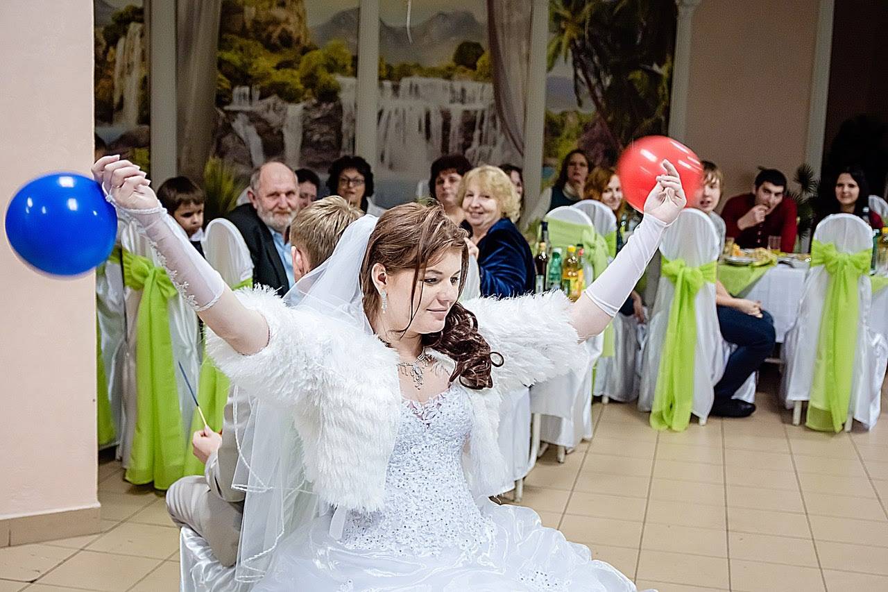 Веселые и необычные конкурсы на свадьбу – 13 приличных идей