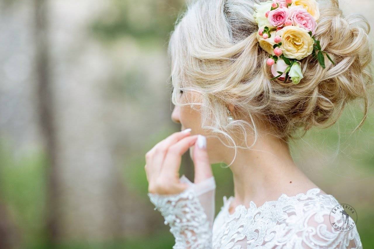 Великолепные свадебные прически с цветами в волосах