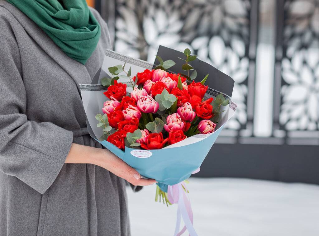 Как и какие цветы подарить девушке - 5 способов дарить правильно!