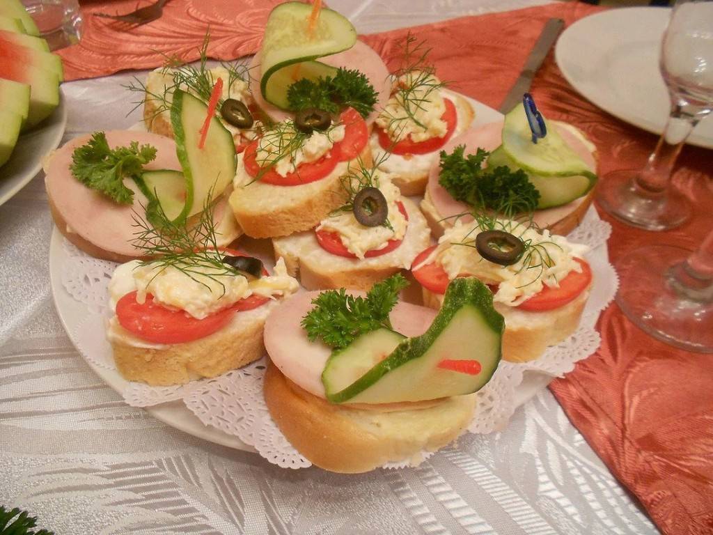 Бутерброды на праздничный стол — 11 простых и вкусных рецептов