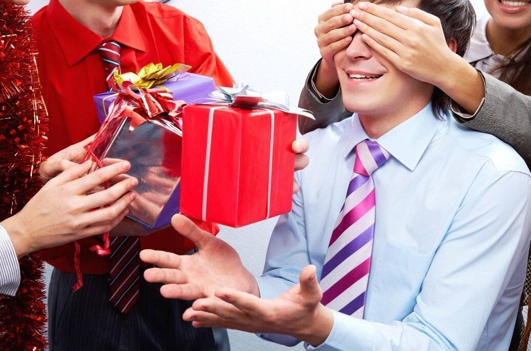 Оригинальный подарок мужчине на день рождения: 100 лучших вариантов | мир подарков