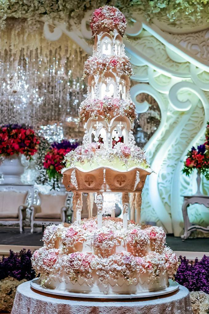Самые дорогие свадебные торты в мире: фото роскошных десертов звезд, королевских особ и не только