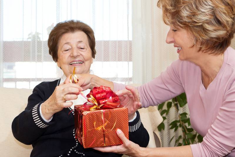 Что подарить бабушке на день рождения?