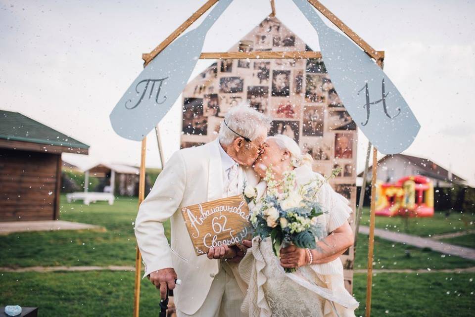 Деревянная свадьба: как отпраздновать, что подарить, традиции и обряды