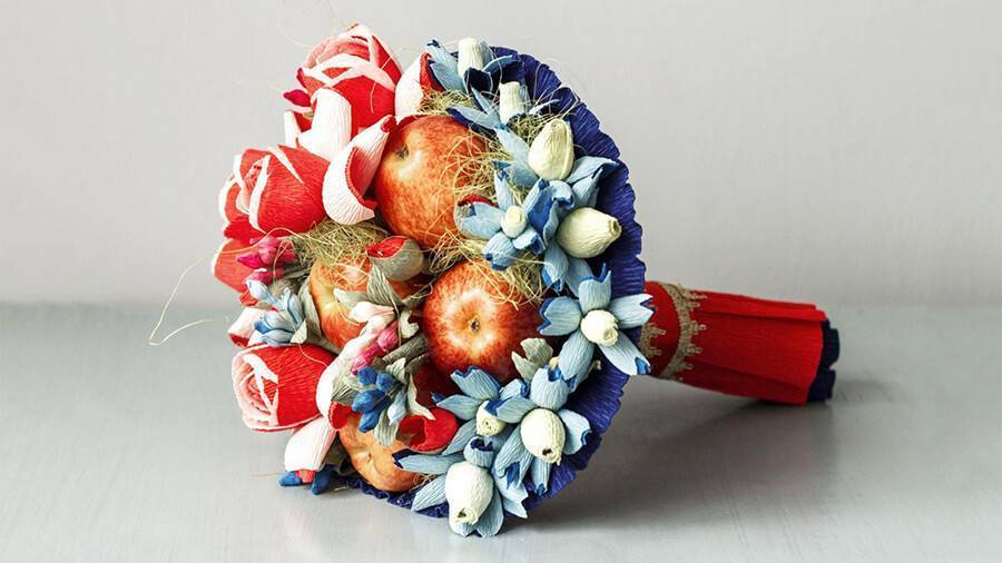 Букеты из конфет своими руками на 8 марта: как сделать красивые подарки для начинающих пошагово