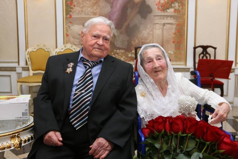 Железная свадьба: как отметить праздник, что подарить на 65-летие совместной жизни