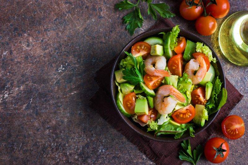 Салат с авокадо, креветками и помидорами — очень вкусный рецепт