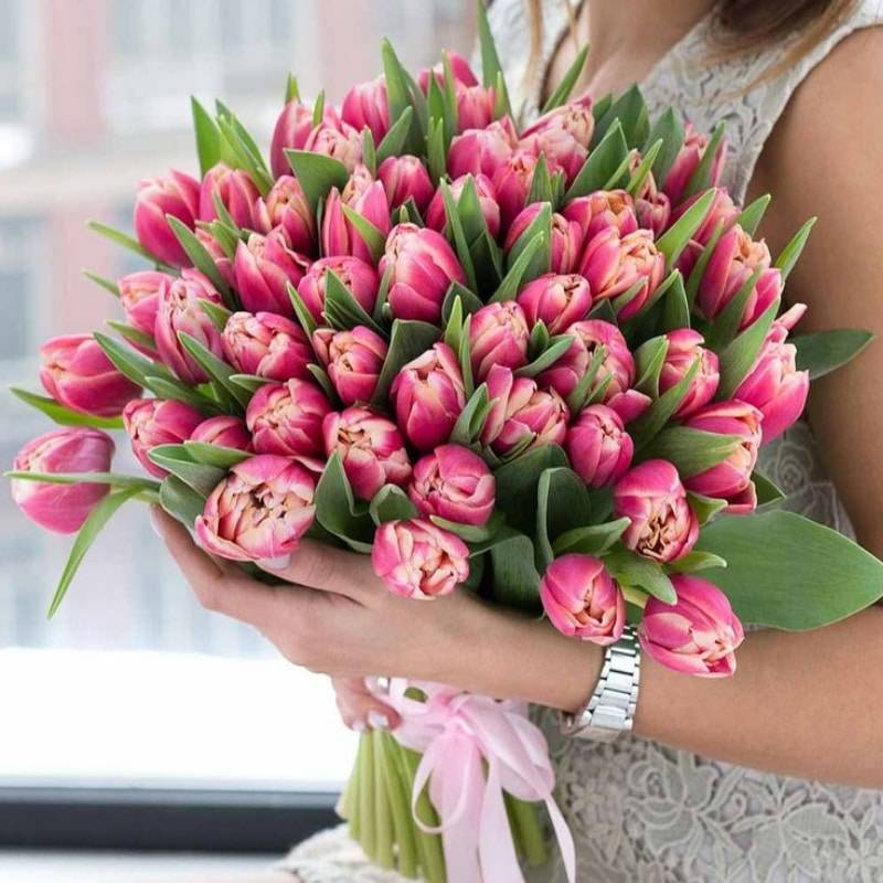 Букет из тюльпанов: сочетание с другими цветами, оформление, сколько штук дарят