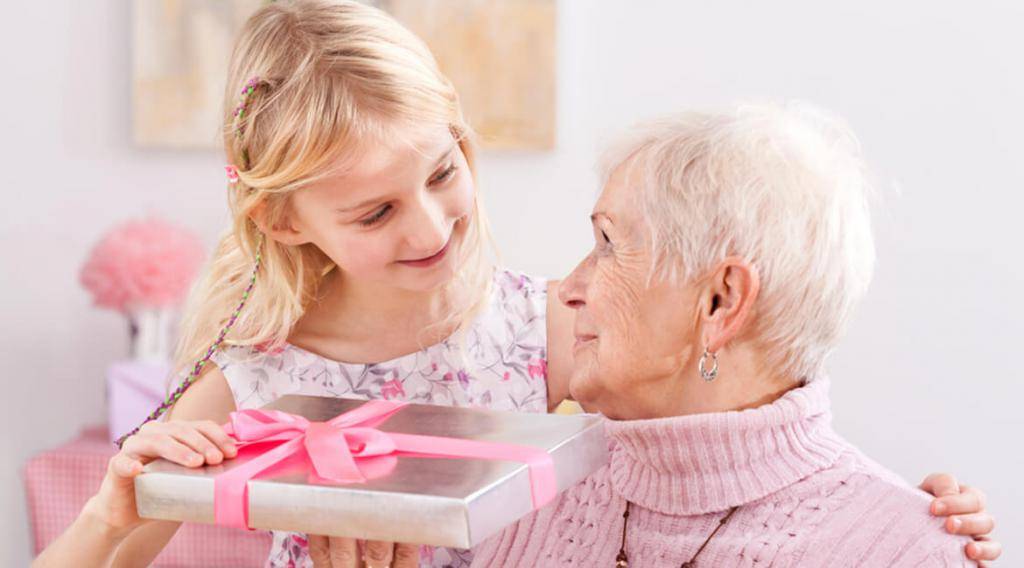 Подарок бабушке: 100 фото лучших идей на день рождения и праздники для бабушки