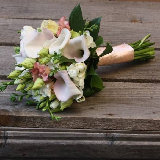Букет невесты из самых символичных свадебные цветы – каллы