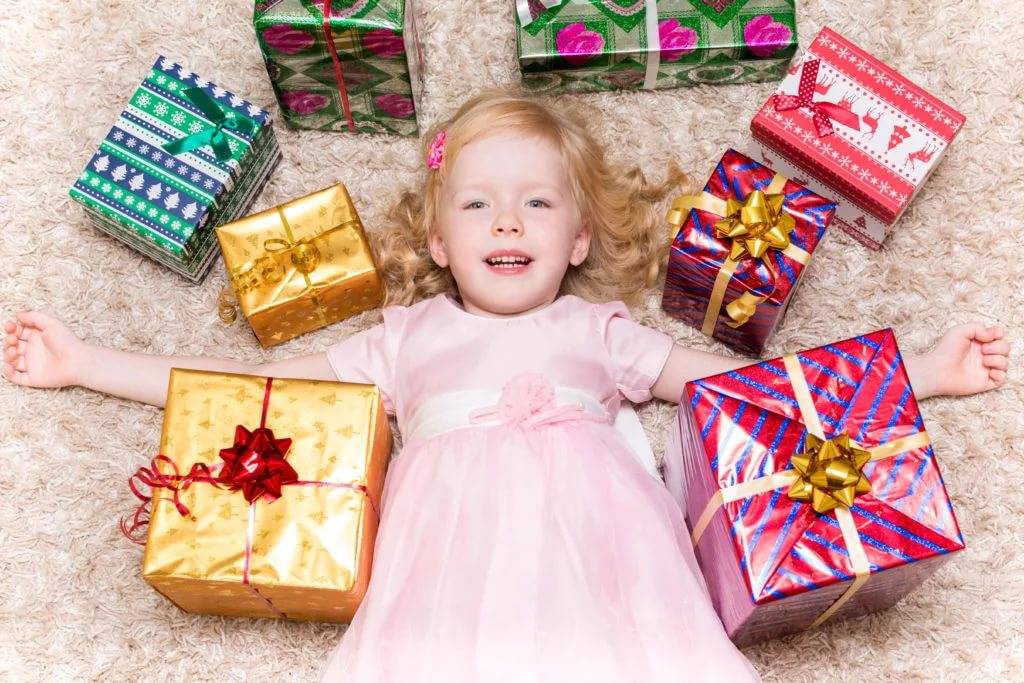 Подарок на новый год ребенку 8 лет: что подарить девочке и мальчику?