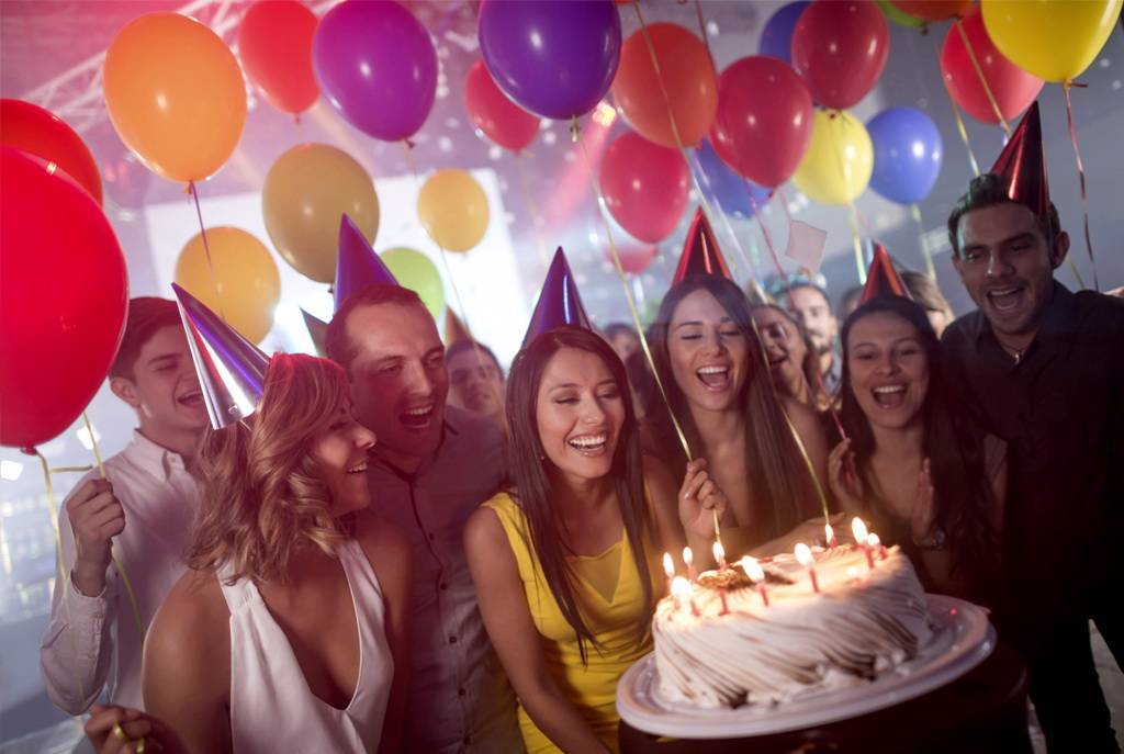 Сюрприз подруге на день рождения: создать атмосферу, варианты оригинальных поздравлений, что учитывать