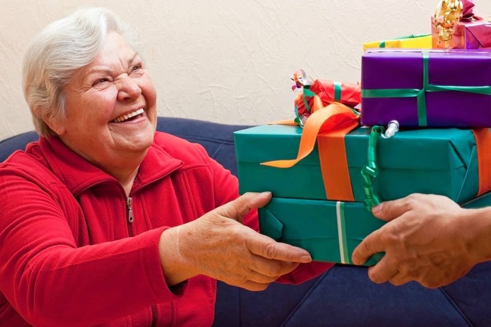Что можно подарить бабушке на день рождения от внучки: недорого, необычно, красиво | праздник для всех