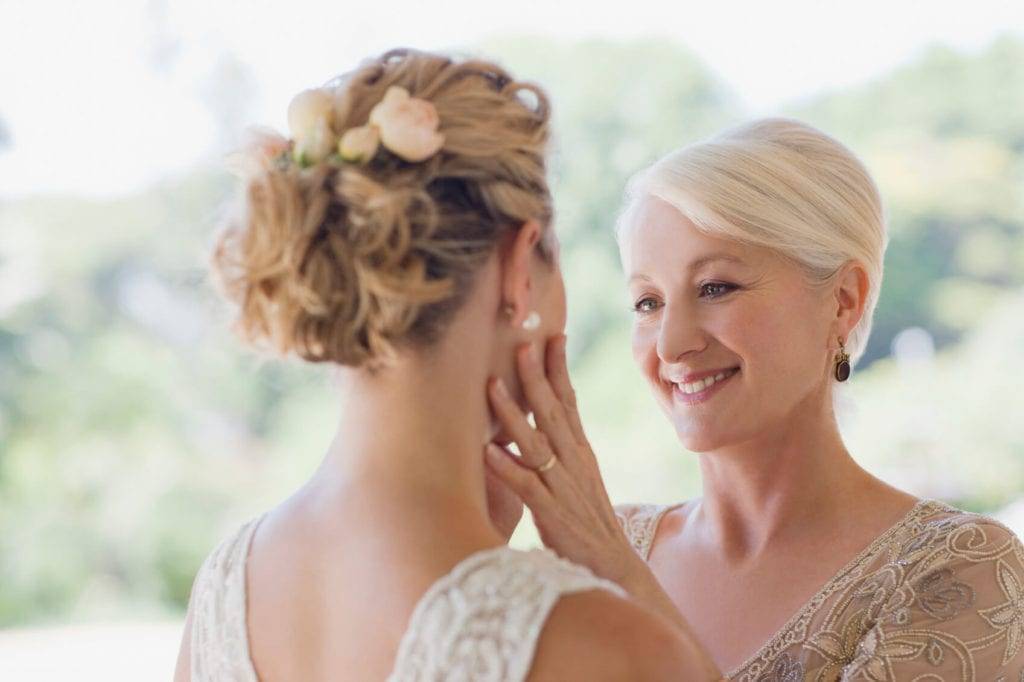 30 вариантов причесок для мамы невесты и жениха