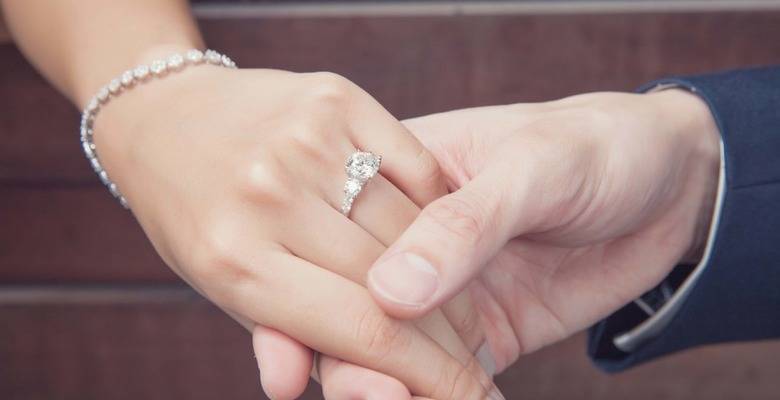 Как носить помолвочное кольцо после свадьбы — полезные материалы на корпоративном сайте «русские самоцветы»