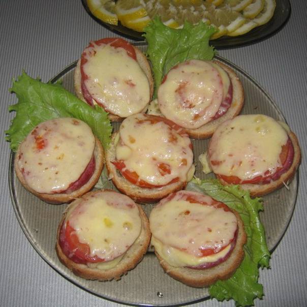 Горячие бутерброды в микроволновке рецепты с фото с колбасой и сыром помидорами