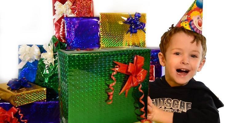 Топ-50 популярных подарков мальчику на 4 года на день рождения