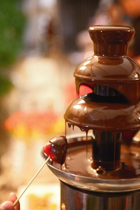 Шоколадный фонтан - лучшая идея для праздника!
