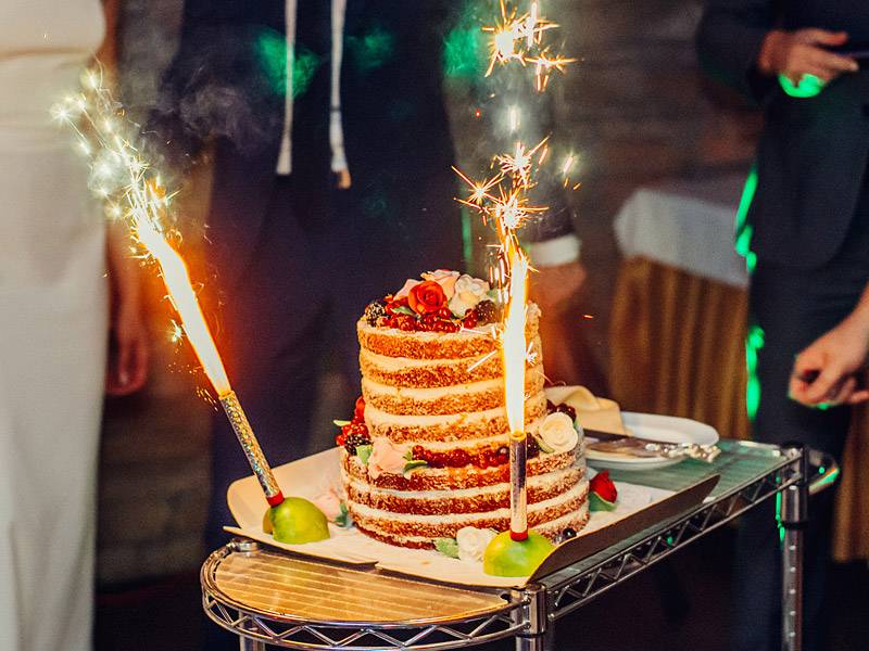 Необычные идеи для подачи торта на свадьбе: от фейерверка до цветка лотоса