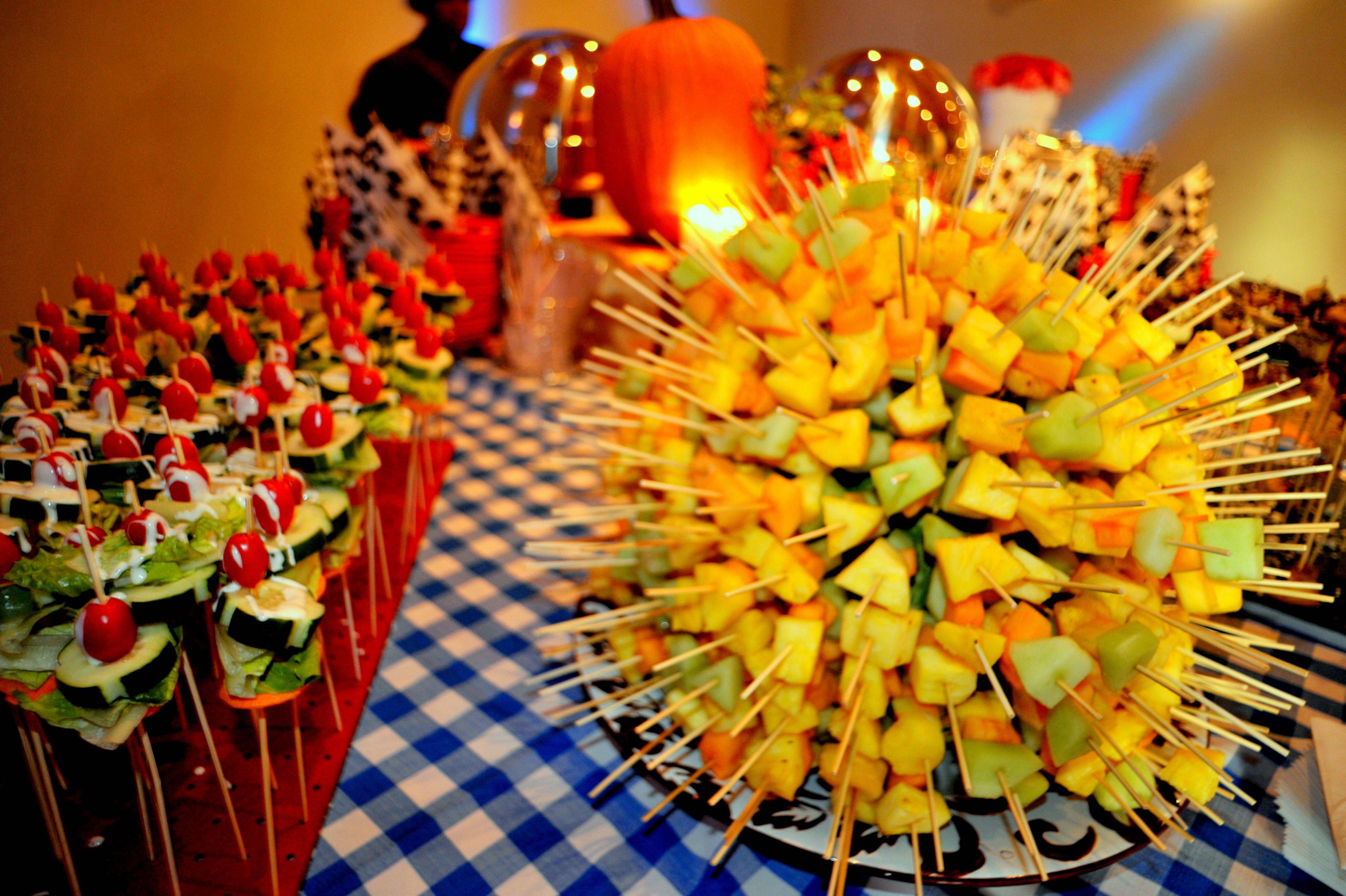 Что приготовить на выпускную вечеринку / идеи фуршетного стола для подростков – статья из рубрики "еда и развлечения" на food.ru