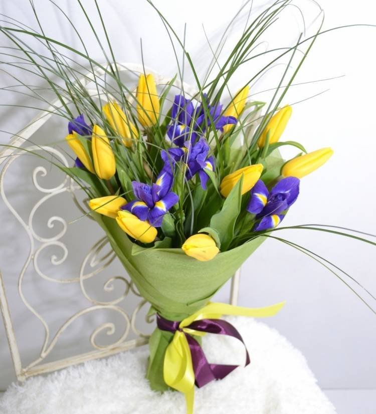 Как сделать красивый букет из тюльпанов на 8 марта: оформить и упаковать своими руками