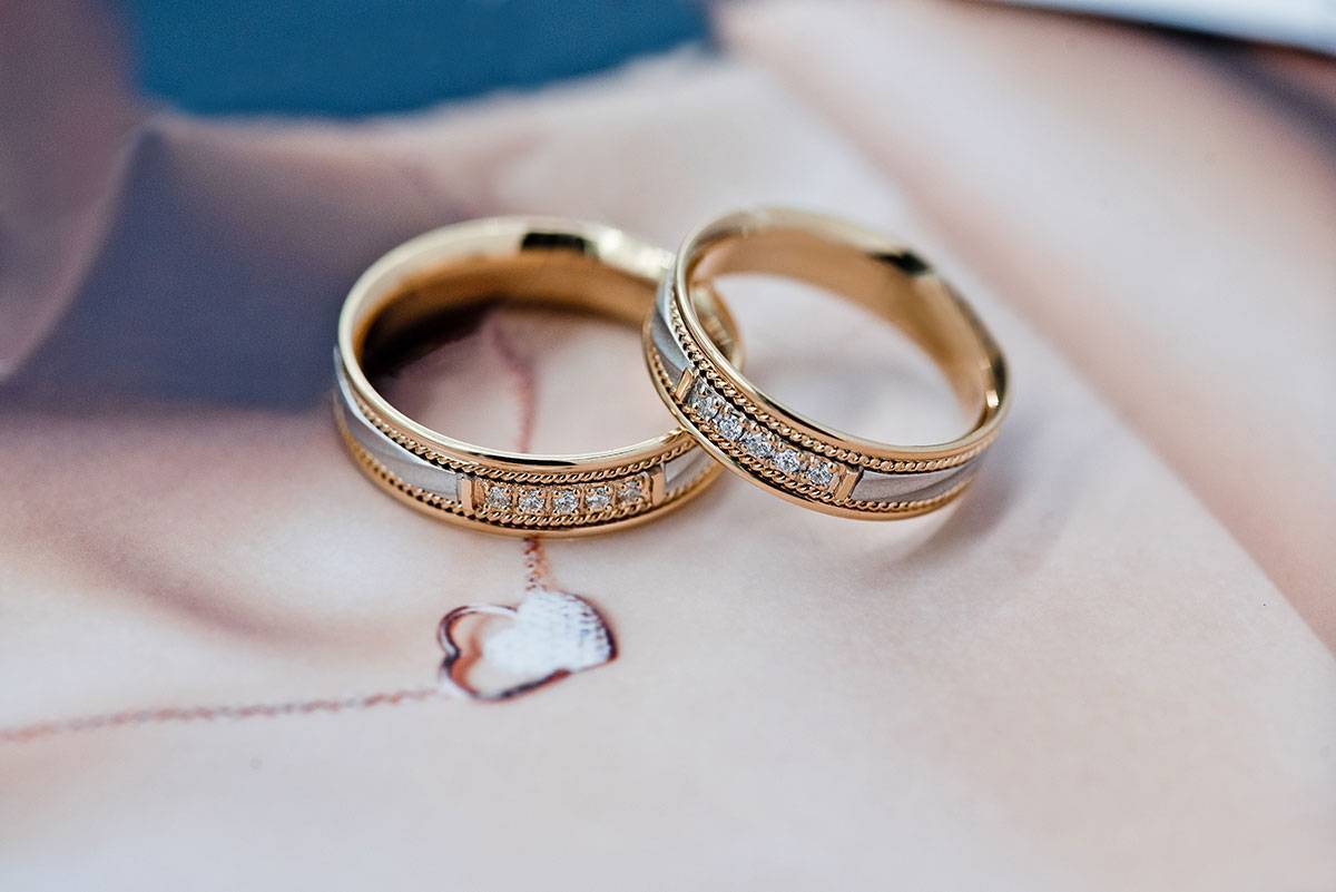 Чем обручальное или помолвочное кольцо отличается от обычного: виды и особенности